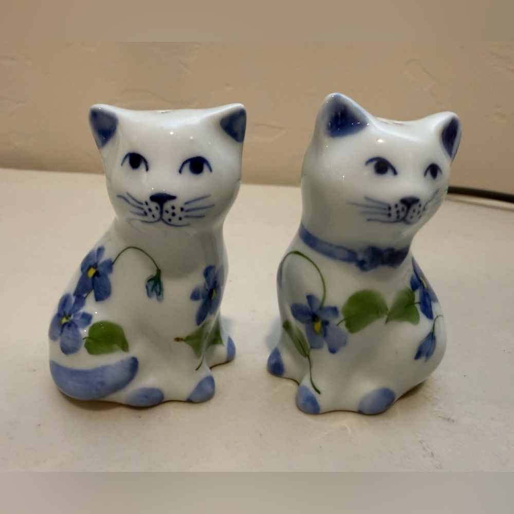 Vintage Hand-Painted Floral Kitten Salt And Pepper Shakers-porcelain Blues